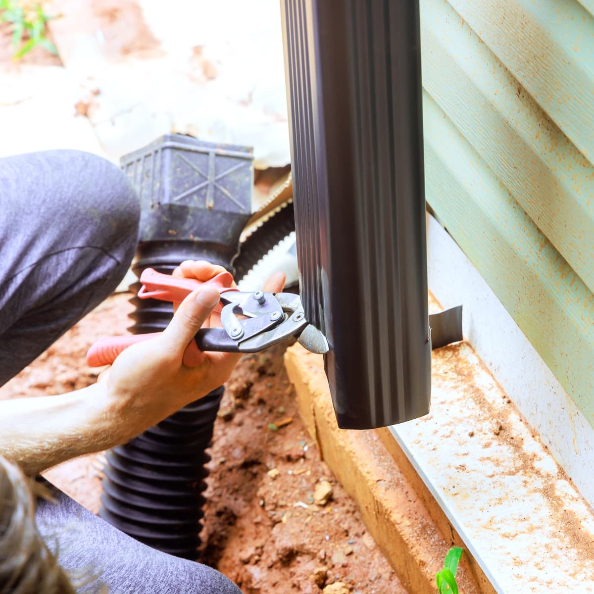 <p data-block-key="wbyus">Sadevesijärjestelmän tulee johtaa katolta tuleva vesi hallitusti pois rakenteista myös rankkasateen aikana – oikein mitoitettu ja puhdas ränni estää tulvimisen ja suojaa perustuksia kosteudelta. (Kuva: Envato)</p>