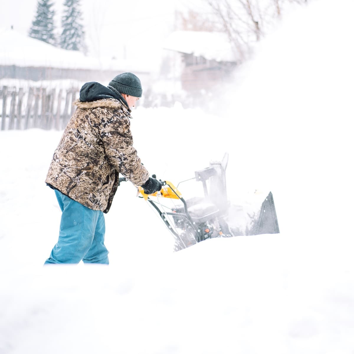 <p data-block-key="gkj7j">Koneellinen lumityö, kuten lumilinko, voi säästää selkää ja hartioita merkittävästi, erityisesti suurilla piha-alueilla tai raskaan lumen aikana. (Kuva: Envato)</p>