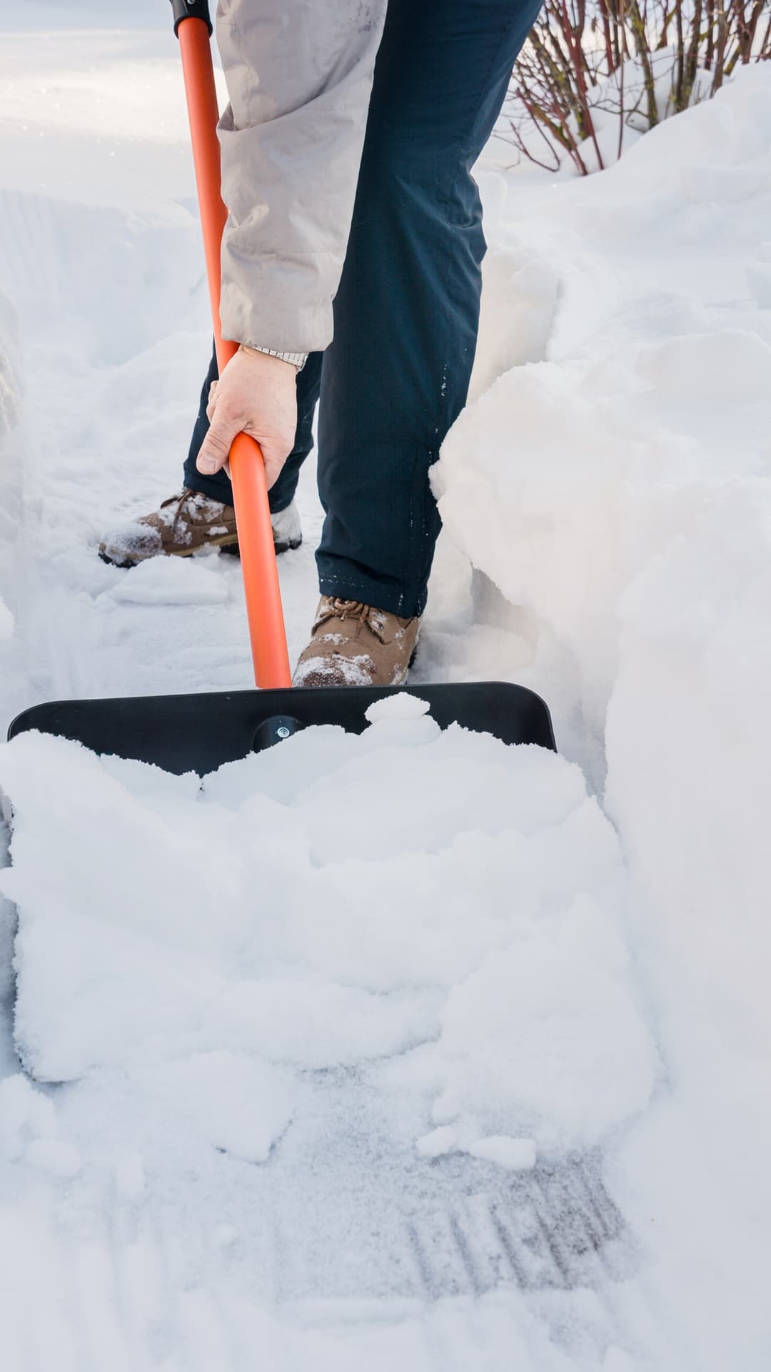 <p data-block-key="gkj7j">Lumilapio kannattaa valita pihaan ja sen tavanomaiseen lumimäärään sopivaksi, jotta nostoliikkeet pysyvät kevyinä ja selkä rasittuu mahdollisimman vähän. Toisella kädellä kunnon ote läheltä lapion lapaa keventää raskaankin suojalumen lapiointia. (Kuva: Envato)</p>