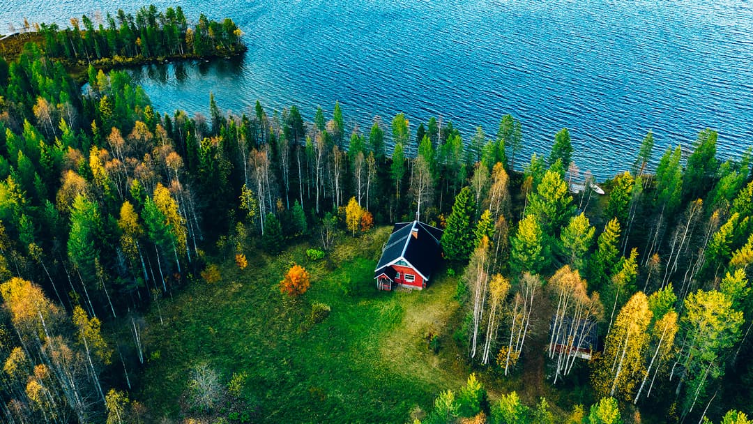 mökki rannassa kuvattuna kaukaa ylhäältä