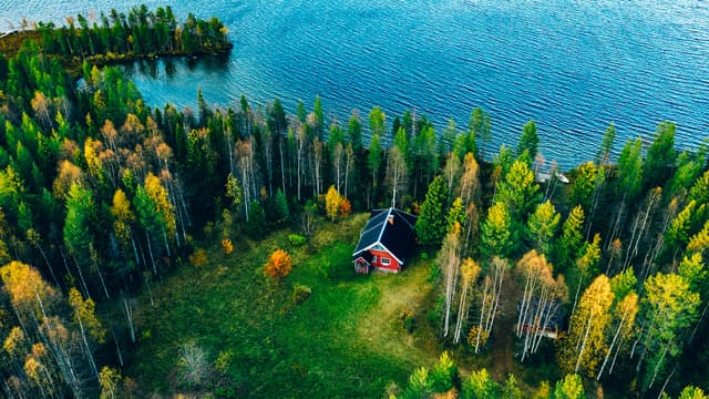 mökki rannassa kuvattuna kaukaa ylhäältä