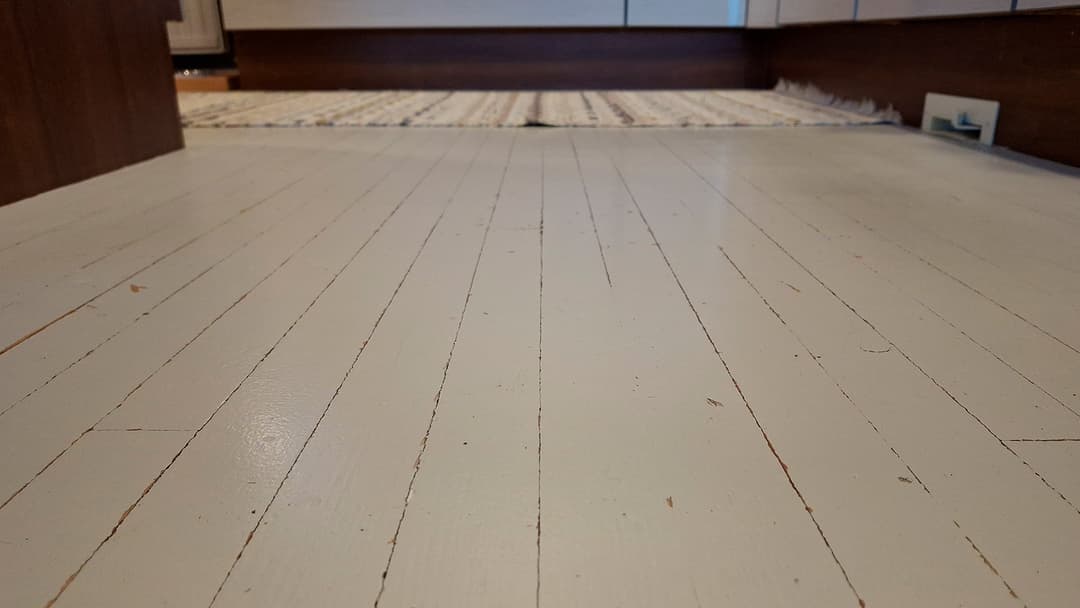puinen maalattu keittiön lattia