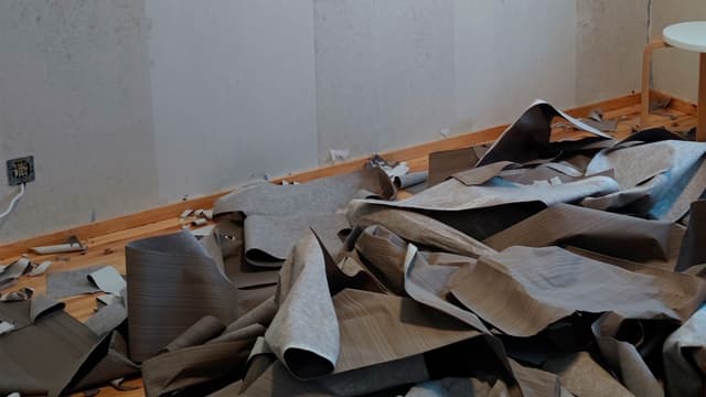 vanhat tapetit revitty lattialle