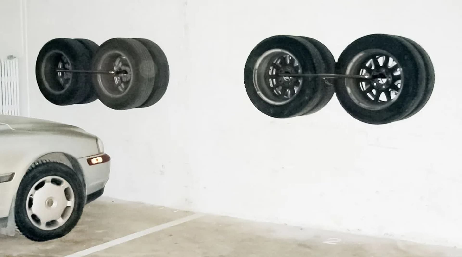 <p data-block-key="wnvh8">Rengasteline PST-4 säilyttää renkaat näppärästi seinälle asennettavassa telineessä.</p>