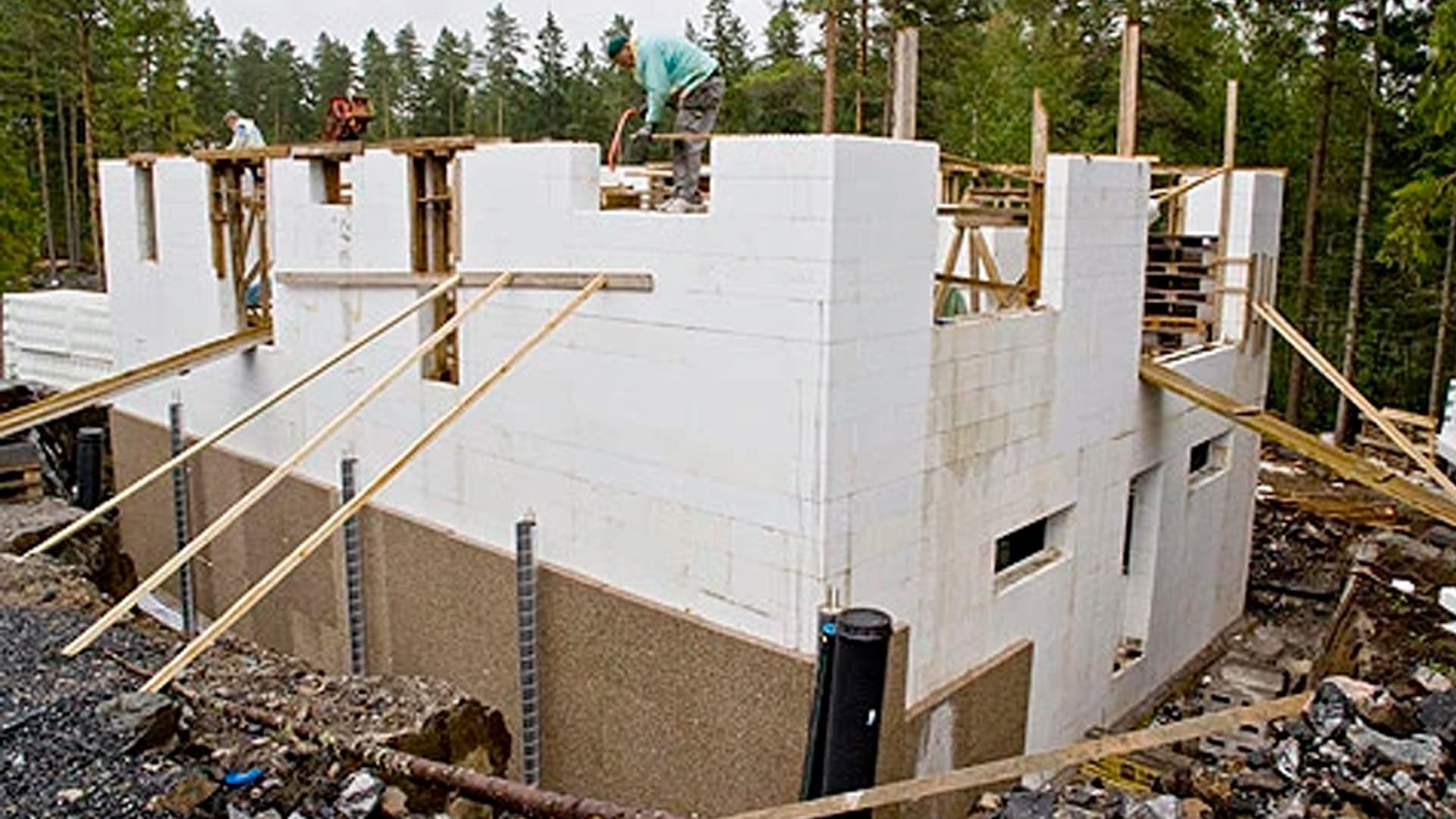 <p data-block-key="4tukk">Vallox 150 MLV VKL on korkean hyötysuhteen ilmanvaihtokone, joka on suunniteltu erityisesti vesikiertoiseen lattialämmitykseen kytkettäväksi ja sopii erinomaisesti muun muassa maalämpöjärjestelmien yhteydessä käytettäväksi. Kuvassa passiivitalo Liedossa.</p>