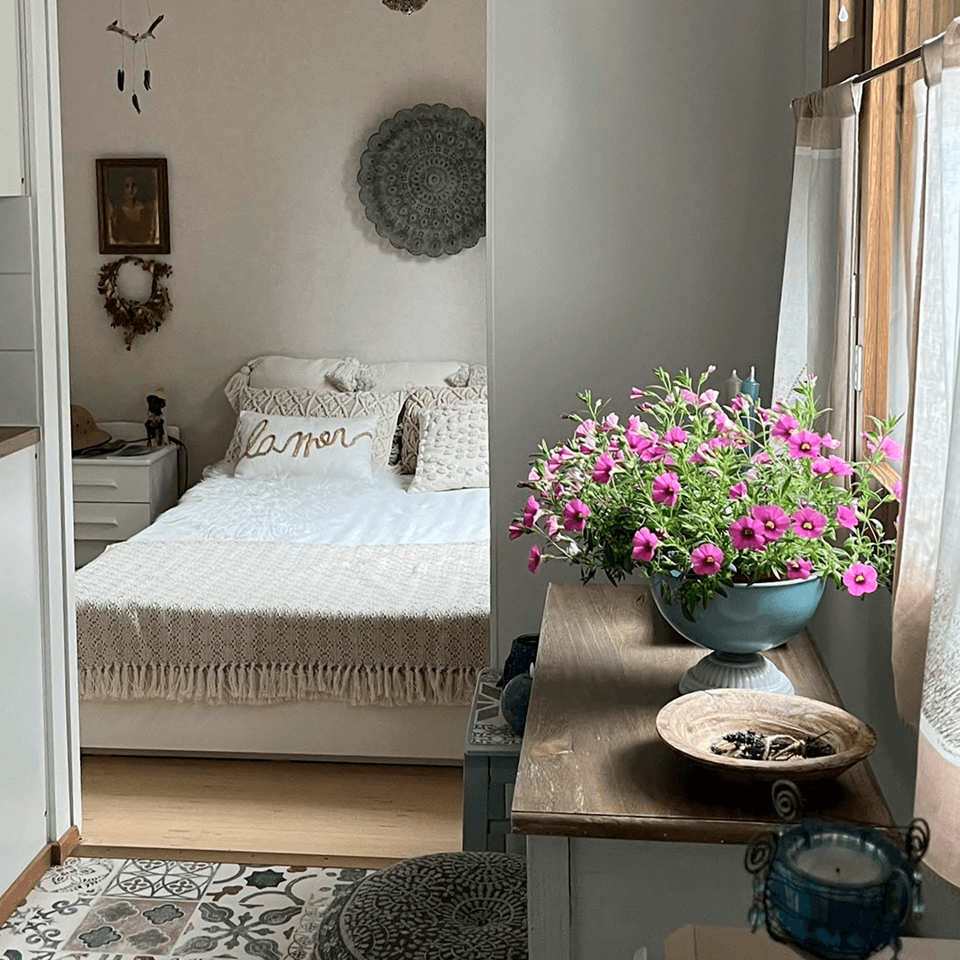 Hurmaavin Huone Pinalopo keittiön kirjava lattia haastoi tapetin valinnassa