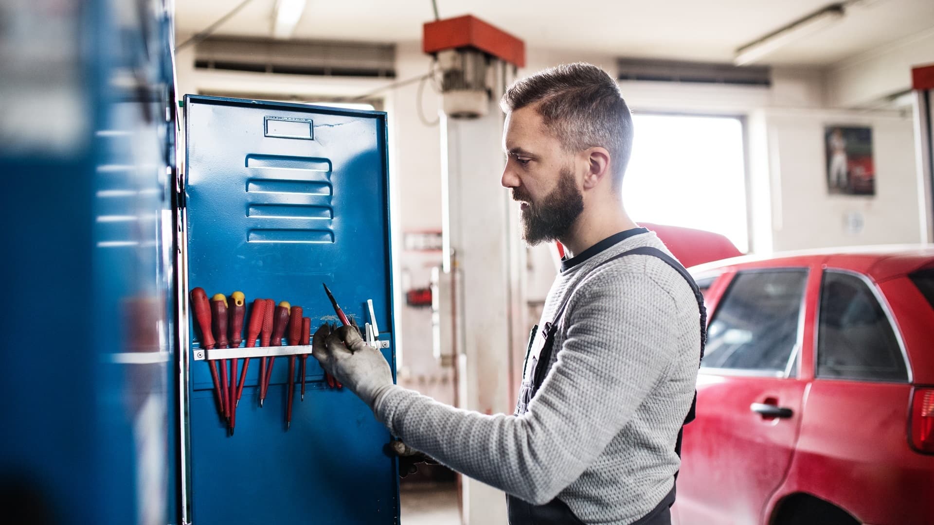 <p data-block-key="2en9w">Itse rakentamalla voit säästää, mutta autotalliprojekti vaatii aikaa ja tarkkuutta, jotta siitä saa toimivan ja tarpeet täyttävän kokonaisuuden. (Kuva: Envato)</p>