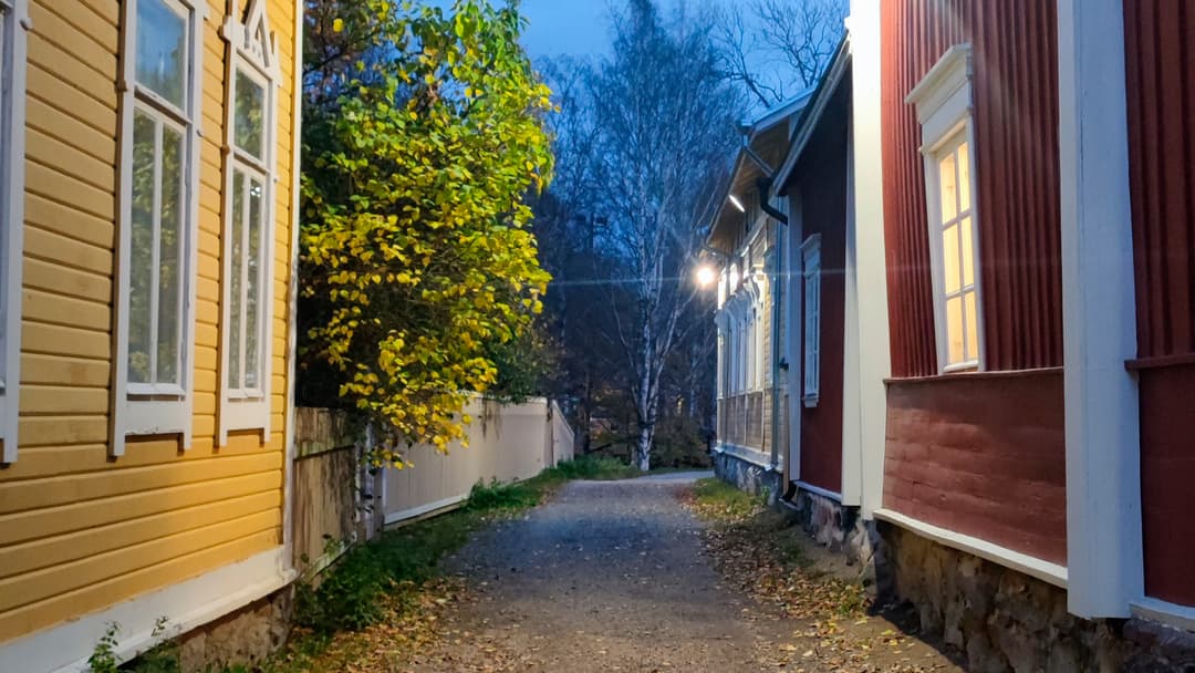 Vanhan rauman kujalla kaksi puutaloa