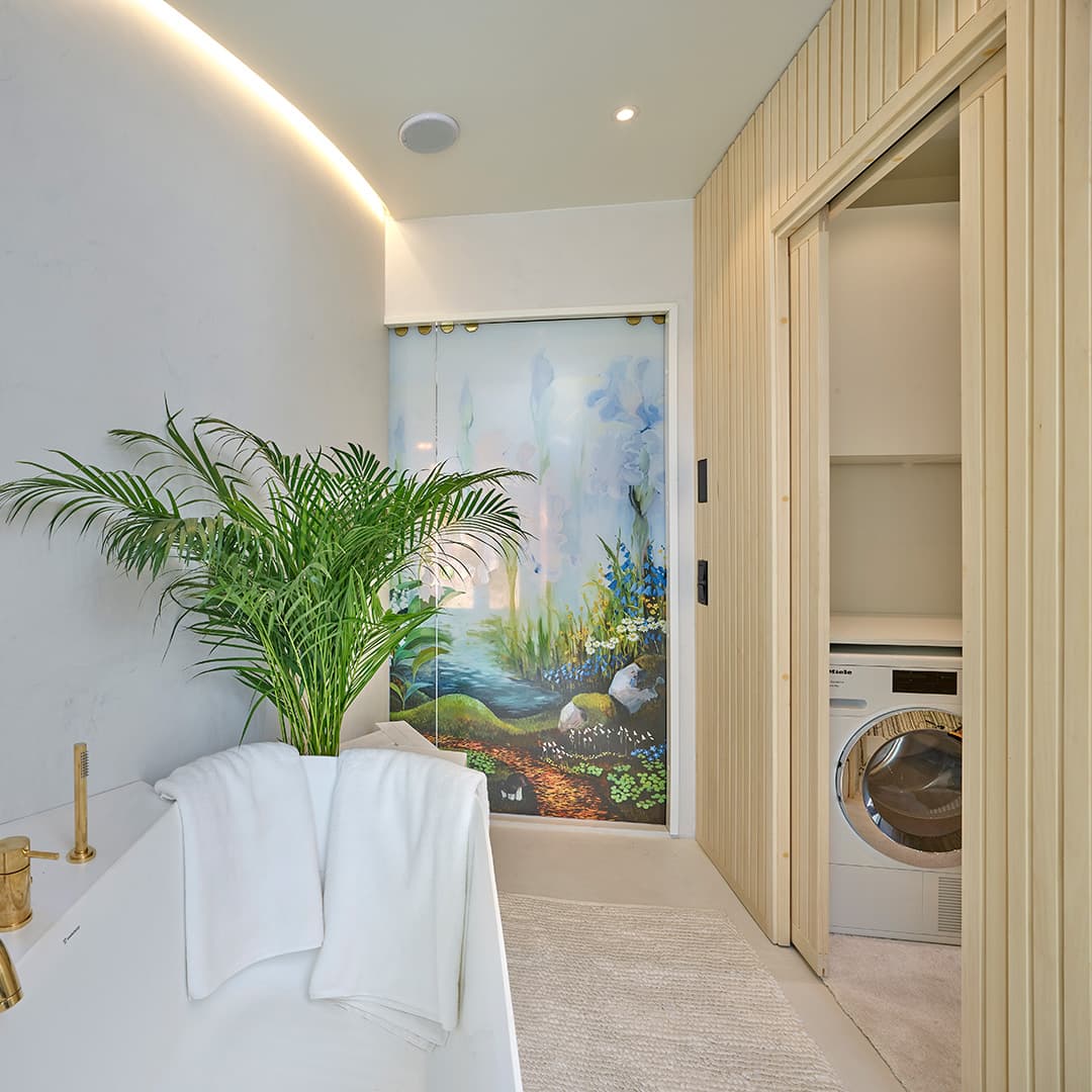 <p data-block-key="oynlg">Kaunis luonnonläheinen puurima-liukuovi Pyörre-talossa.</p>