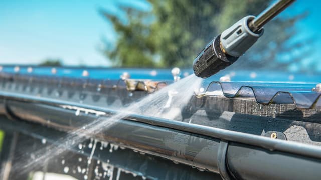 Rännien puhdistus käynnissä