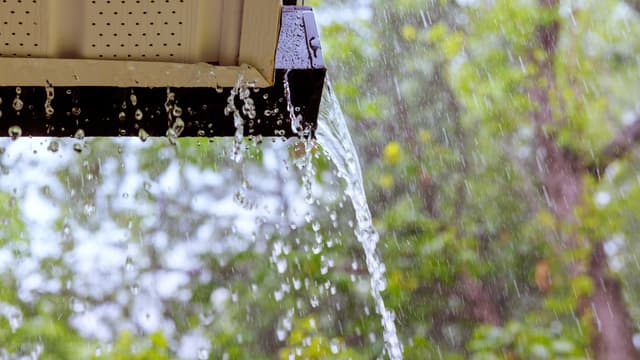 sadevesi valuu voimalla rännistä