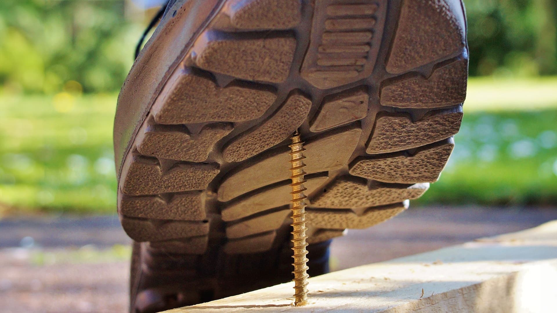 <p data-block-key="890yt">Turvajalkineen vahvistettu pohja estää naulojen ja ruuvien läpi pääsyn, suojaten työntekijän jalkaa vaarallisissa työmaaolosuhteissa. (Kuva: Pixabay)</p>