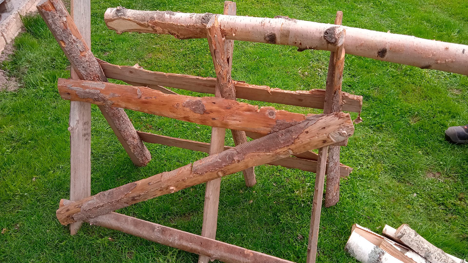 Rakennat sitten linnunpönttöä, leikkimökkiä tai taloa, sahapukista on apua monessa tilanteessa.