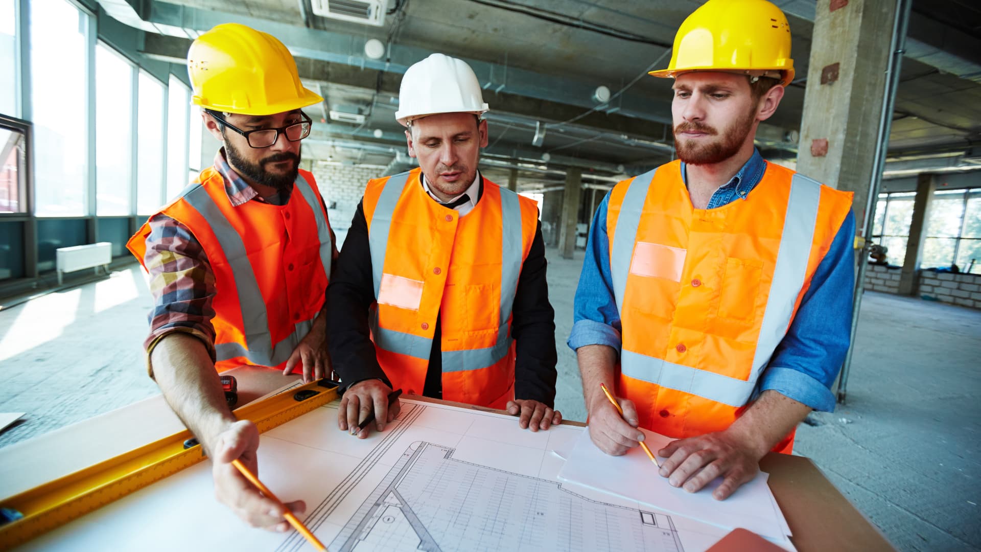 Yhä useampi kouluttautuu oppisopimuksella työnjohtajaksi: ”Vältytään koulunpenkin hinkkaamiselta”