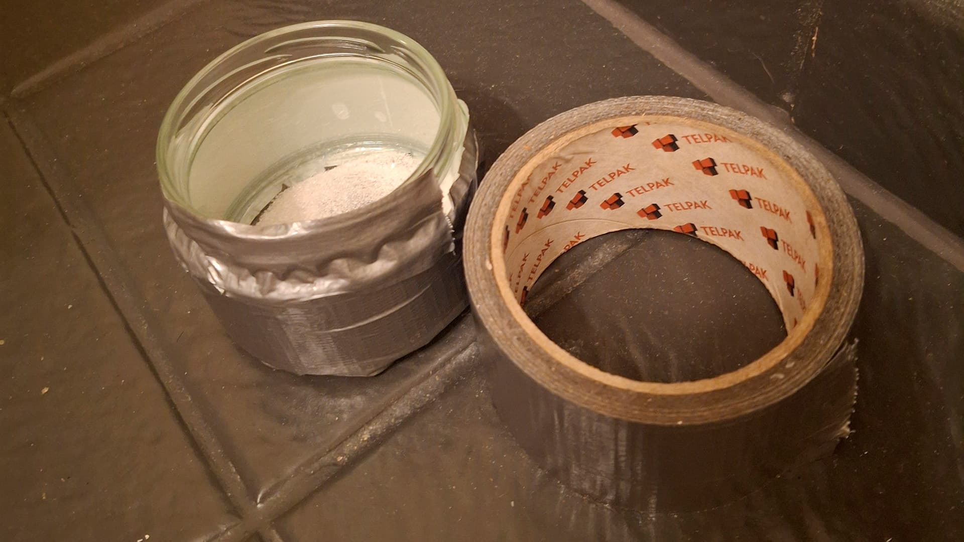 <p data-block-key="jxj5l">Kotitekoinen sokeritoukka-ansa syntyy helposti lasipurkista, teipistä ja sokerista – toukat kiipeävät purkkiin tahmeaa ilmastointiteipin pintaa pitkin, mutta eivät pääse sieltä pois. (Kuva Sari Nieminen)</p>