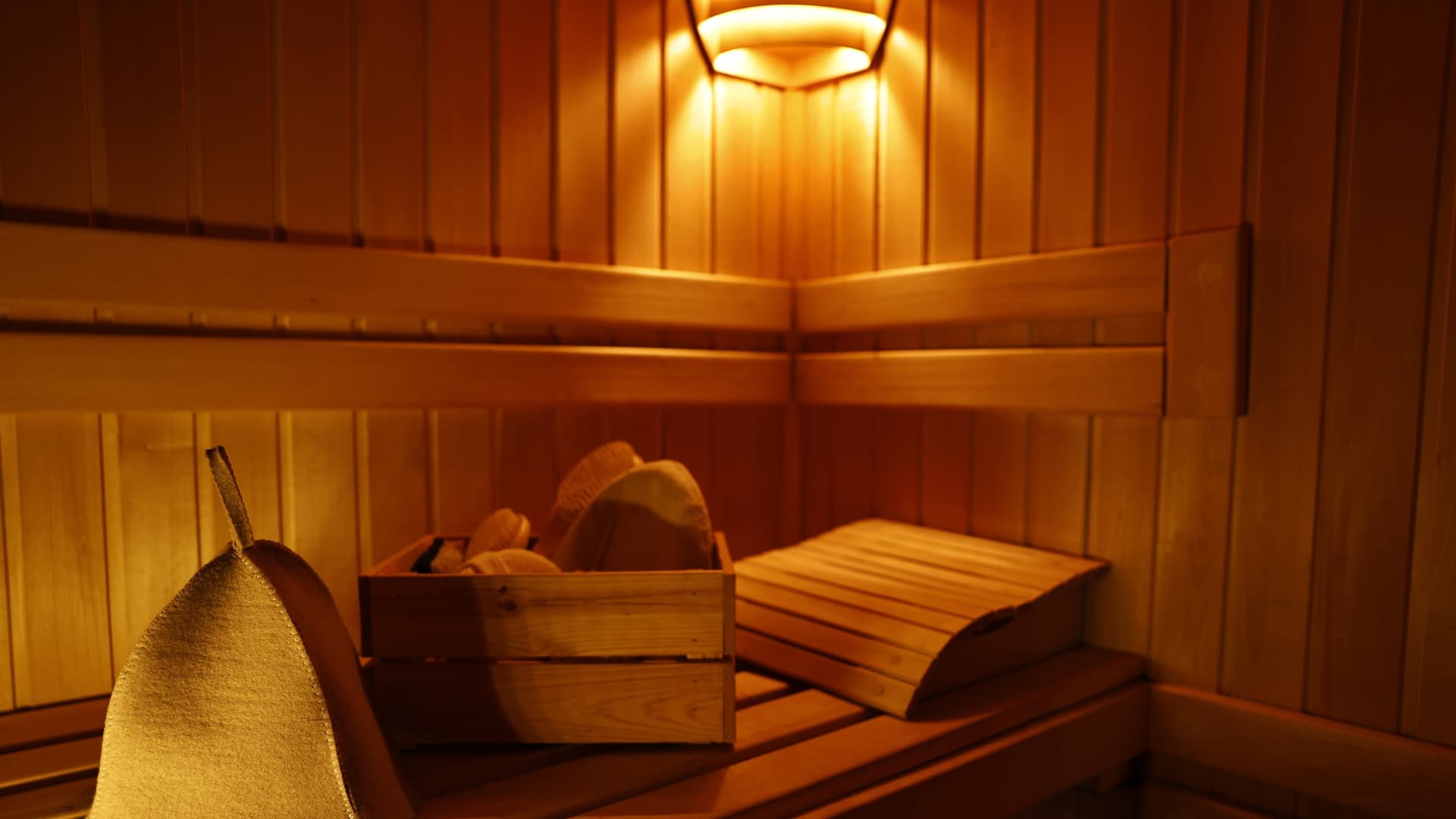 <p data-block-key="2xwin">Joulusauna kuuluu monen suomalaisen jouluperinteisiin, mutta ennen kiukaan lämmittämistä on syytä tarkistaa sen ympäristö. Kiukaan päällä tai liian lähellä sitä ei saa säilyttää pyyhkeitä, vaatteita tai muita helposti syttyviä tavaroita. (Kuva: Envato)</p>