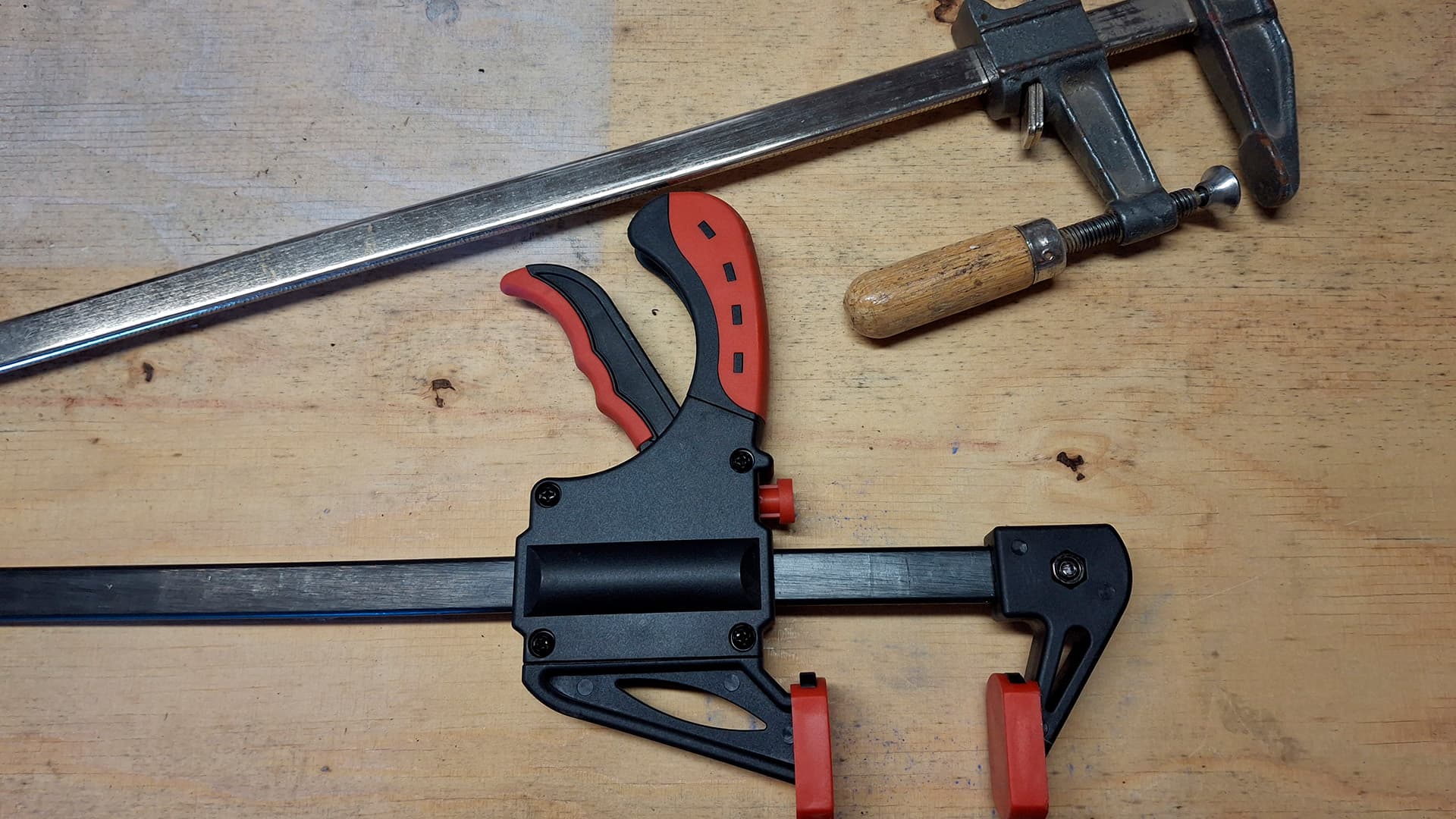 <p data-block-key="p8gtx">Ruuvauspuristin ja pikapuristin. (Kuva: Sari Nieminen)</p>