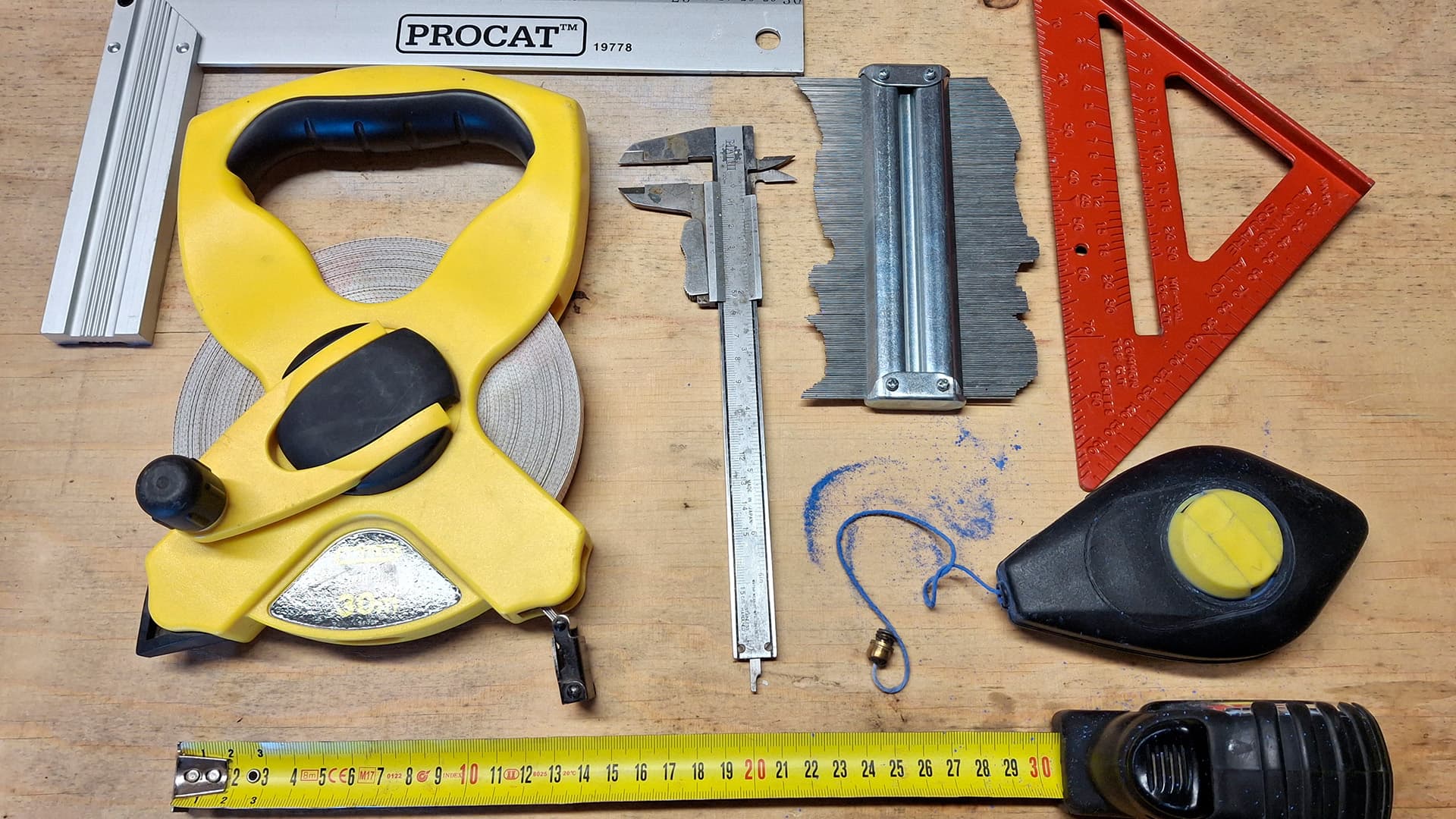 <p data-block-key="a7jd1">Kelamitta, suorakulma, värinaru, mauseri ja siirtomitta. (Kuva: Sari Nieminen)</p>