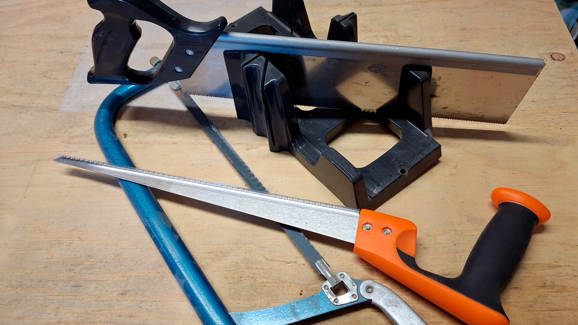 <p data-block-key="d5omw">Rautasaha, selkäsaha ja pistosaha (kuva: Sari Nieminen)</p>