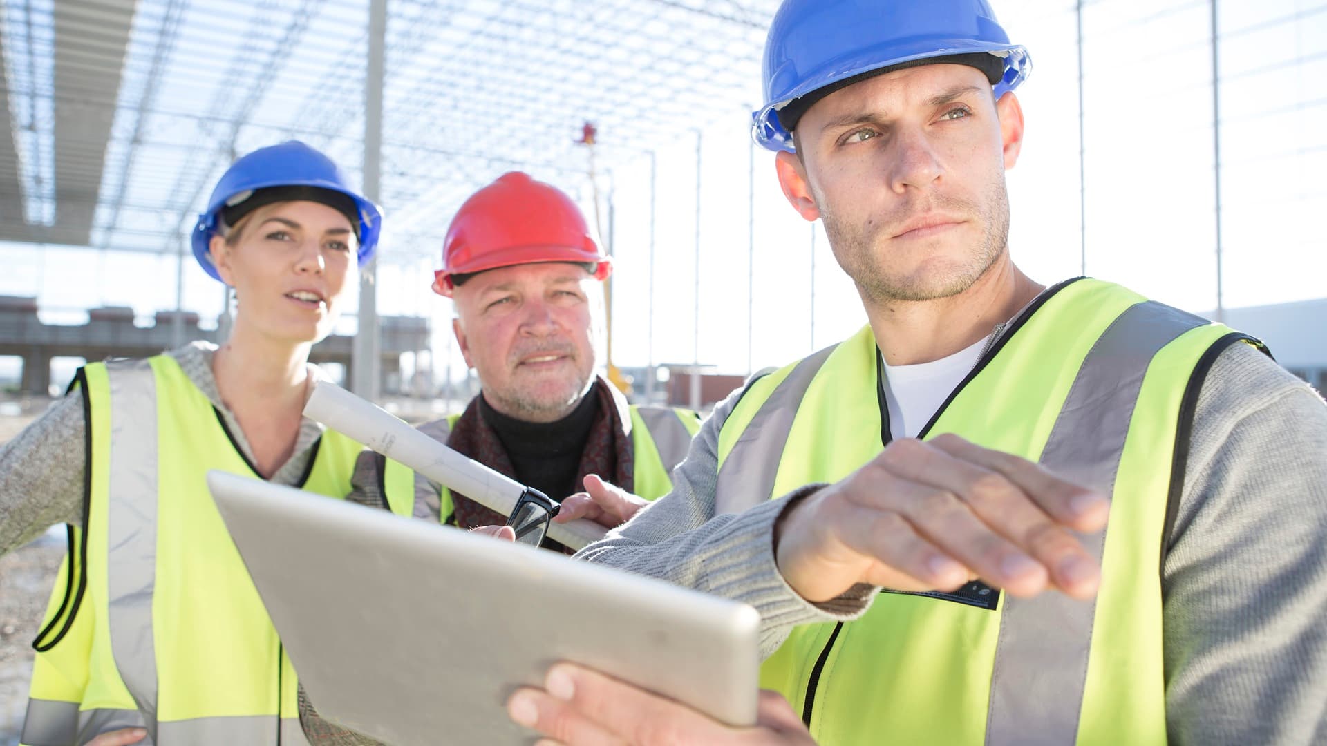 Työmaakypärien värit – mitä eri kypärien värit tarkoittavat rakennustyömaalla?