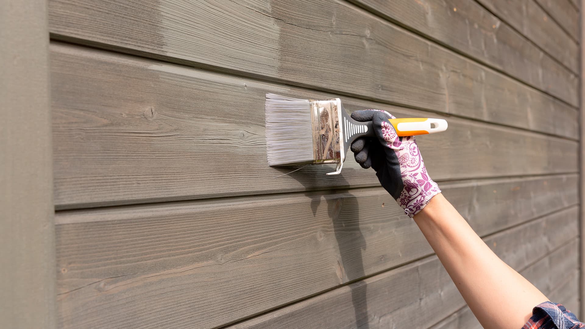 Maalauskoulussa puujulkisivun maalaus