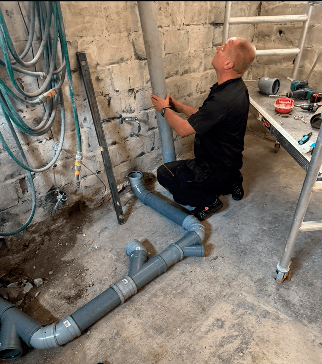 <p data-block-key="qu8b1">Uudet viemäriputket tuli asennettua. (Kuva Vilja Schepel)</p>