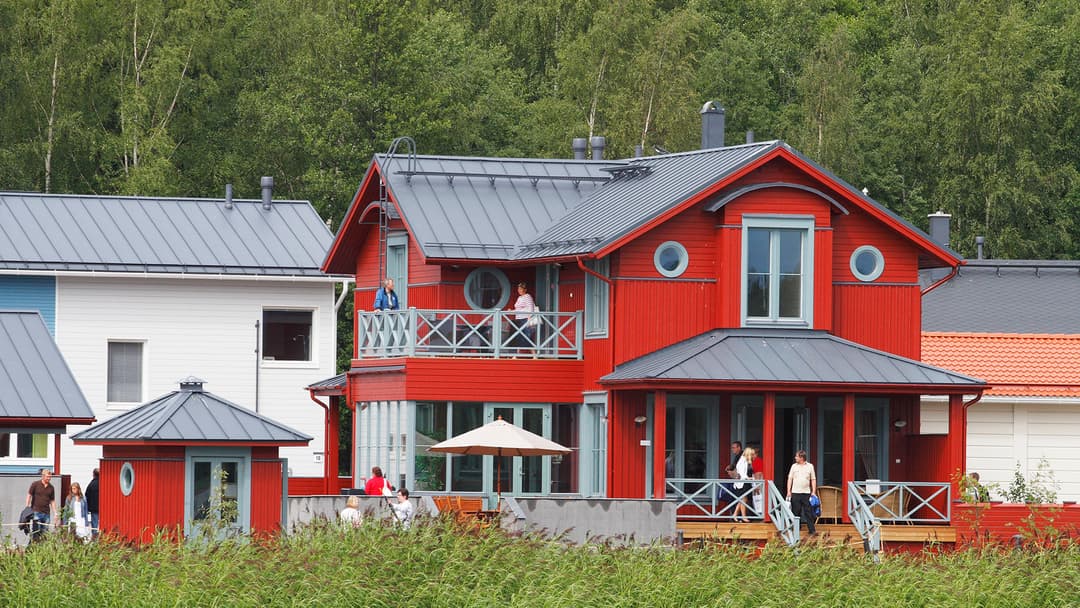 punainen kaksikerroksinen hirsitalo vaasan asuntomessuilla 2008