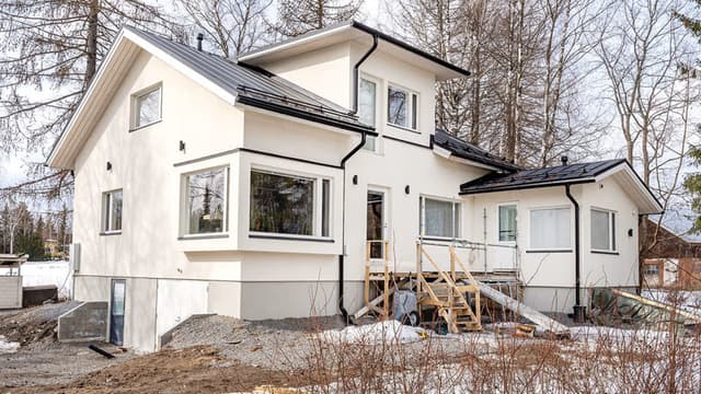Valkoinen rapattu talo