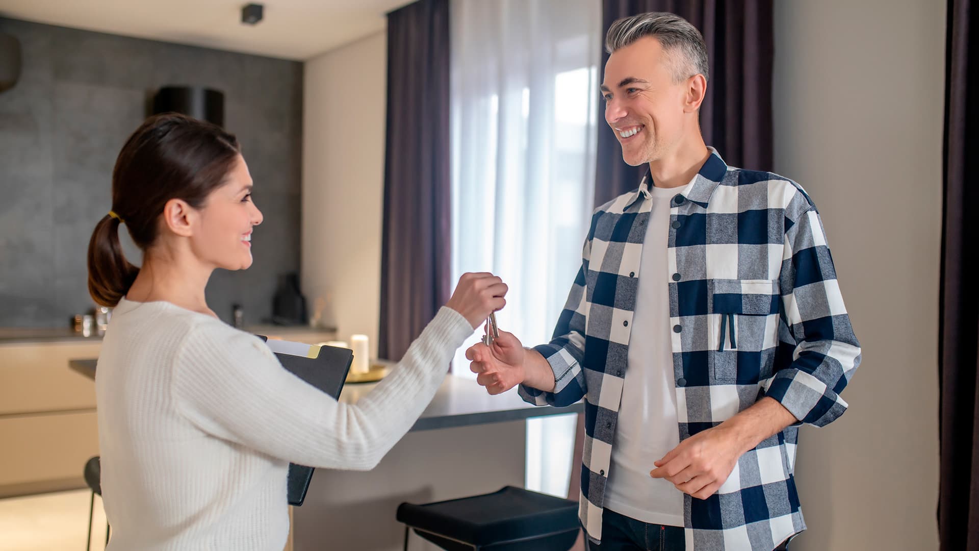 <p data-block-key="2xl80">Vuokralla asuminen tarjoaa joustavuutta elämäntilanteiden muuttuessa. Vuokralaisena arki on kevyempää, sillä suurista remonteista vastaa omistaja. (Kuva: Envato)</p>