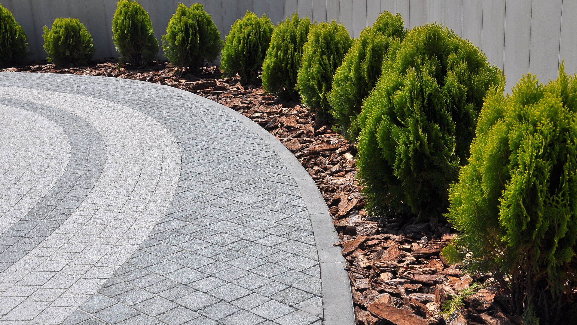 1920 Useammalla eri pihakivellä luotu kaunis pihatie, jota reunustavat tuijat