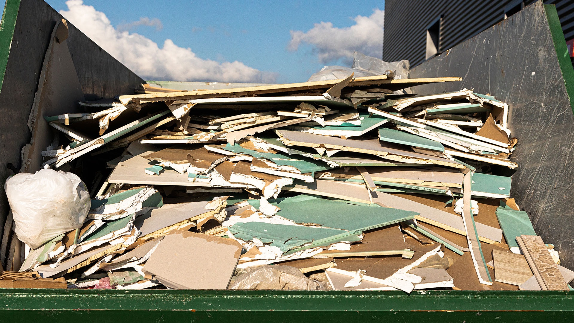 1920 jätelava täynnä kipsilevyjätettä