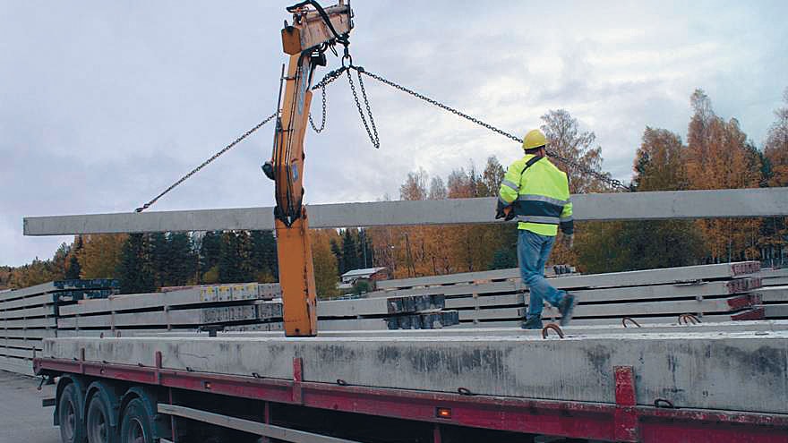 Valmiita teräsbetonipaaluja käytettäväksi