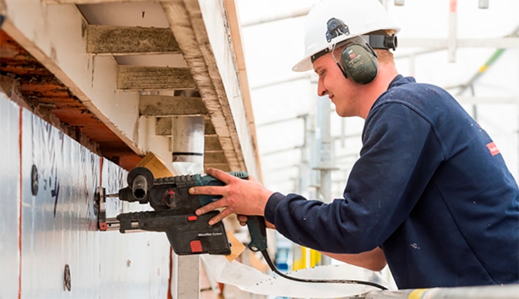 Julkisivueristeen kiinnittäminen seinään