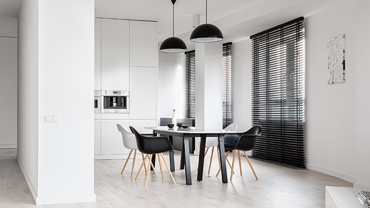valkoinen keittiö, jossa tumma ruokaryhmä ja mustat sälekaihtimet