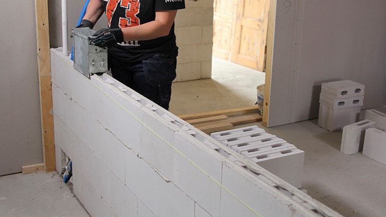 Kahi-harkkoseinän muuraus