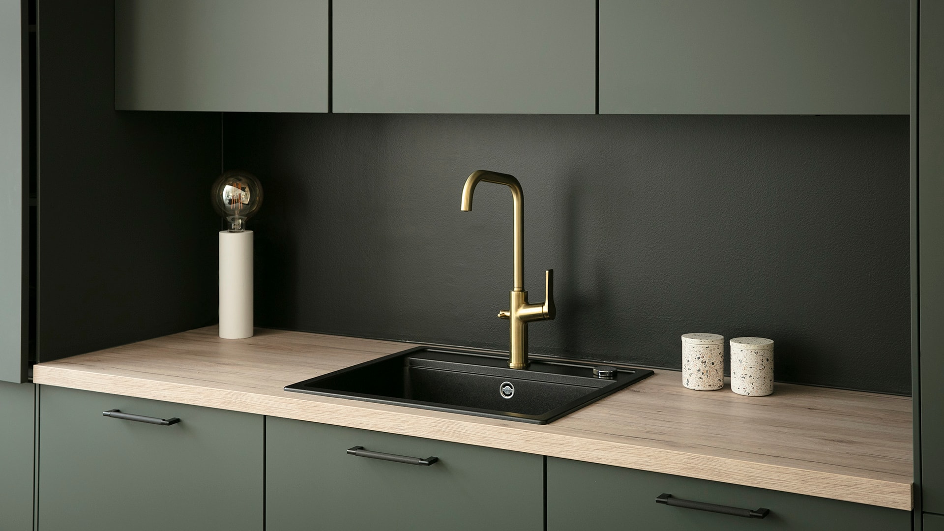 Vihreää, puuta ja messinkiä keittiössä