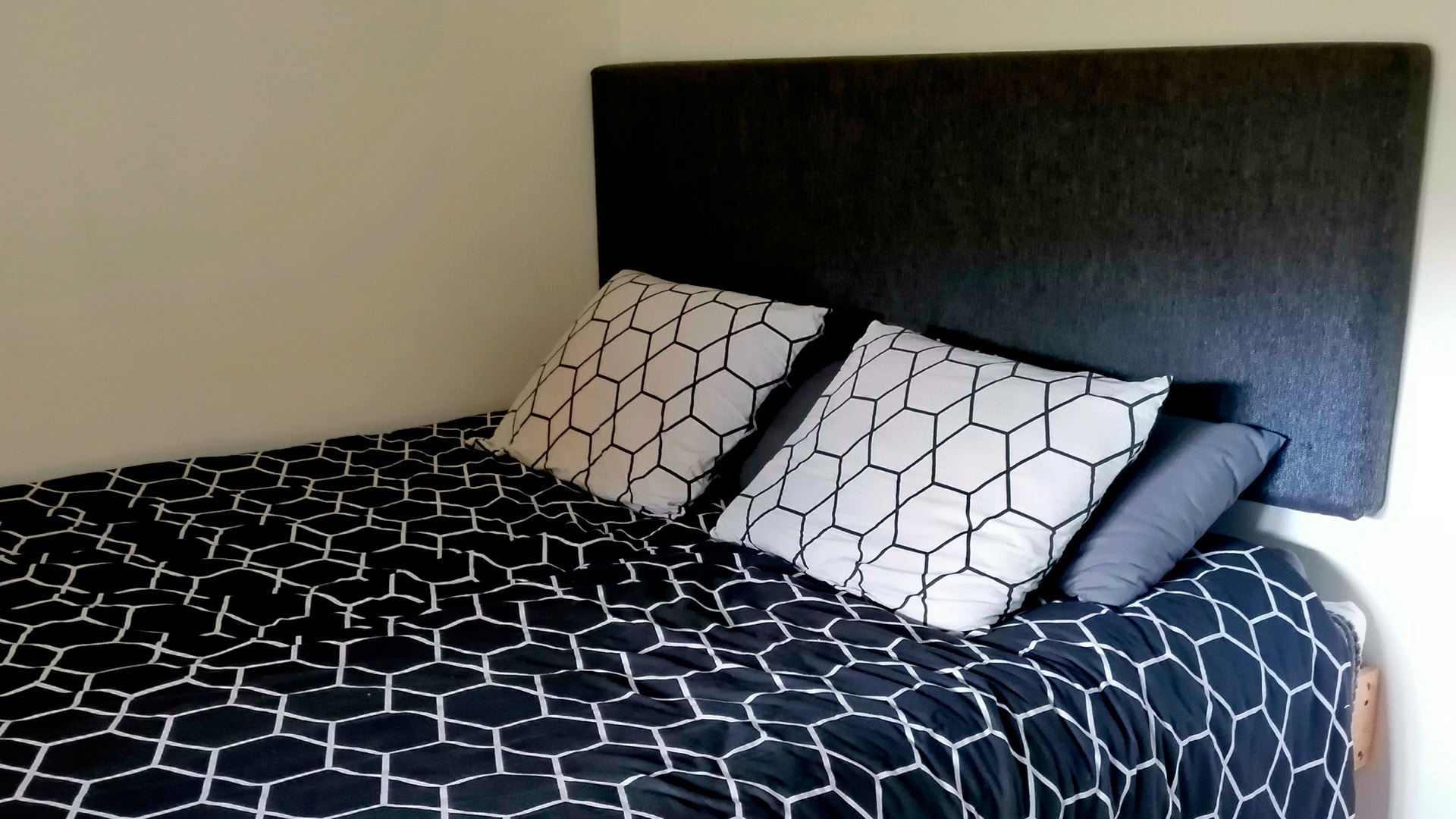 Tiina-itsetehty sängynpääty 1920x1080