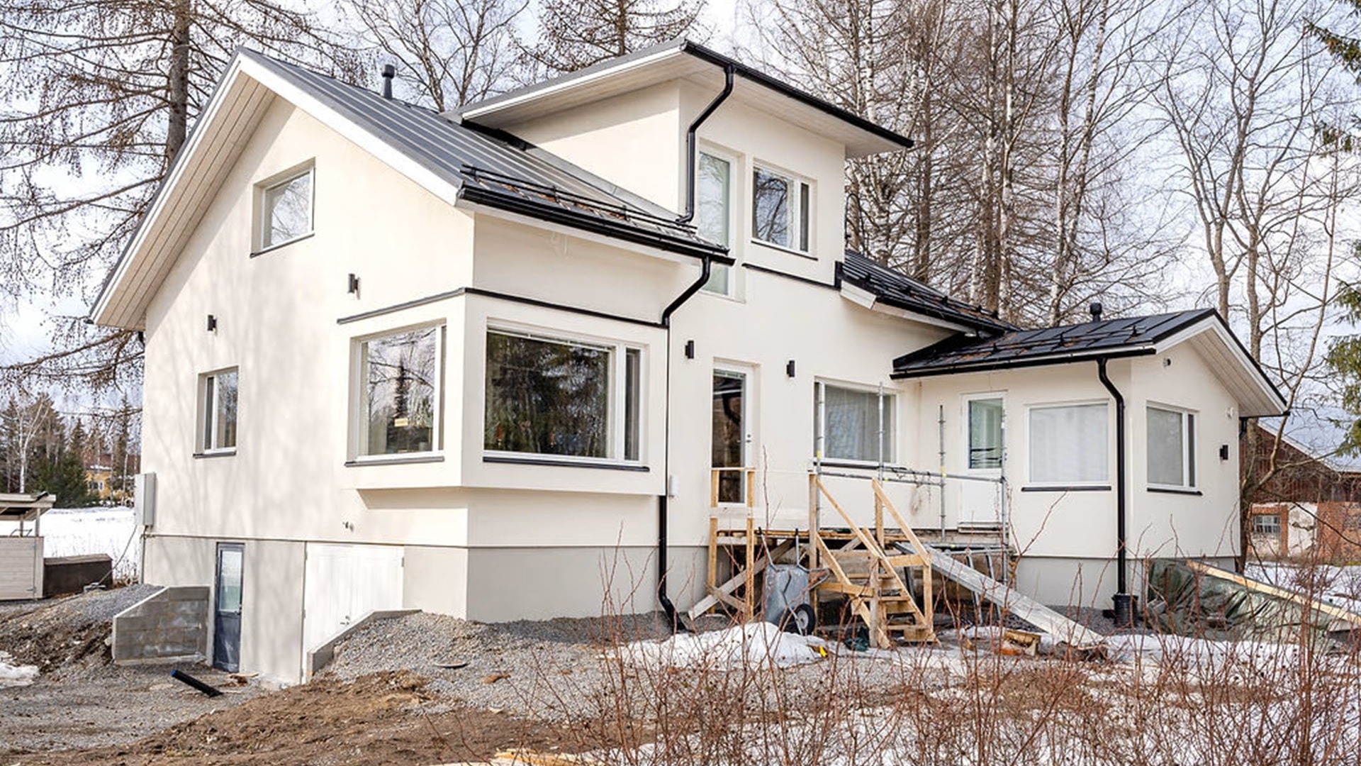 valkoinen rapattu talo