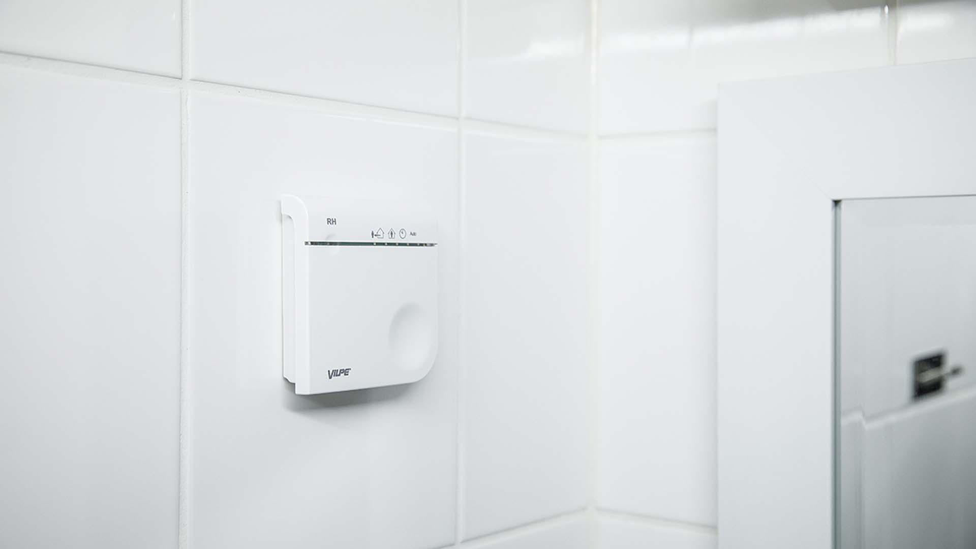 Järjestelmä tunnistaa automaattisesti, kun esimerkiksi kylpyhuoneessa on enemmän kosteutta.
