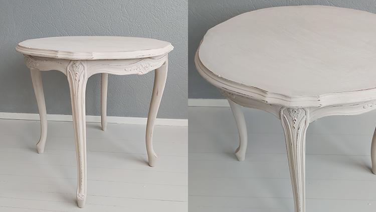 Tätä pöytää ei maalattu kirkkaalla- tai luonnonvalkoisella. Väri on hienostunut, vaalea kitti (Hessian), joka sopii yhteen alta paljastuvan mahonginvärin kanssa.