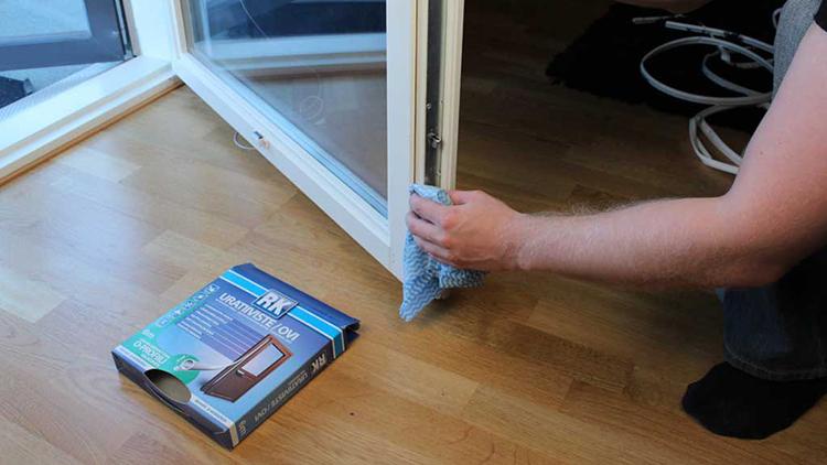 3. Kun niitit on poistettu, imuroi uraväli ja puhdista ikkuna / ovi liasta esimerkiksi vedellä tai peruspuhdistusaineella.