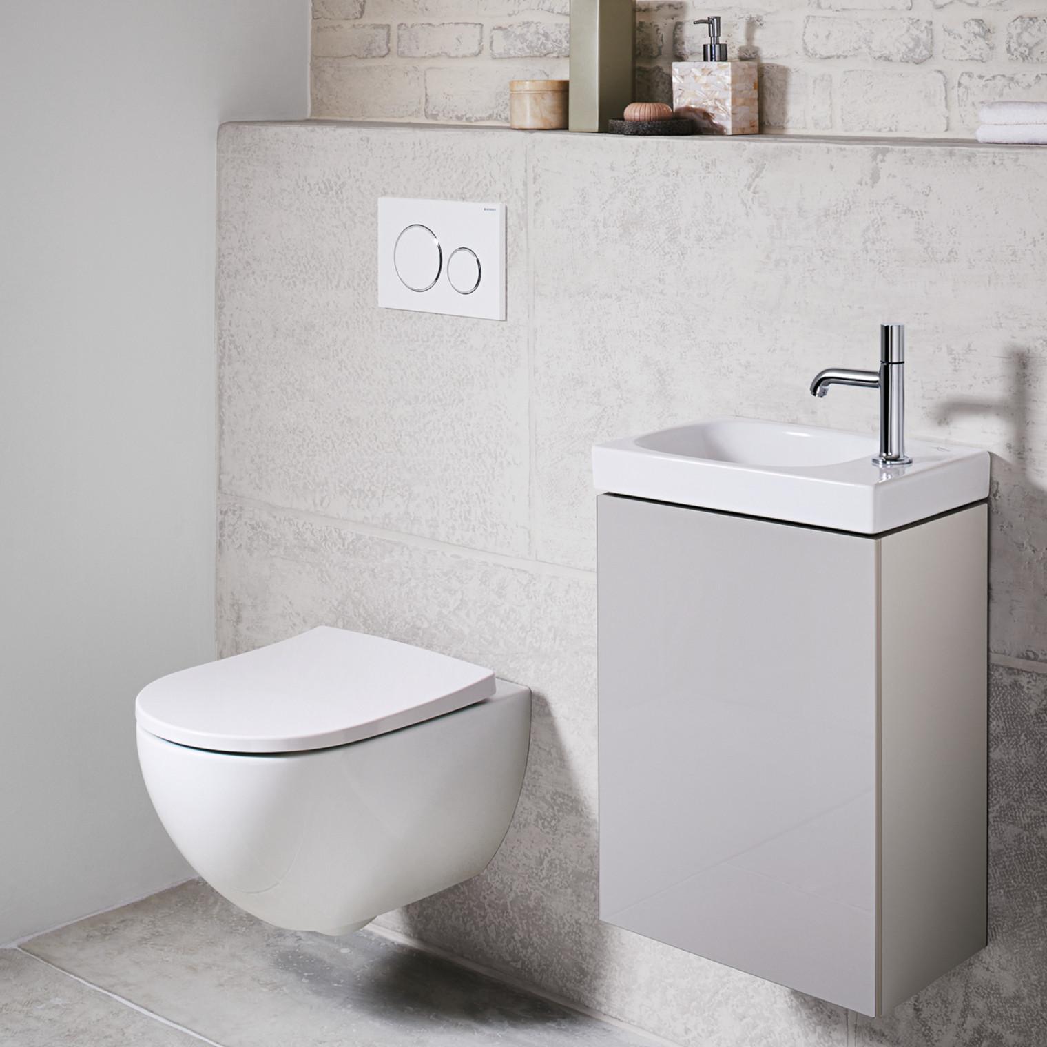 Seinä-wc voidaan asentaa turvallisesti myös remontoitavaan kylpyhuoneeseen. Kuvassa Geberitin uuden Acanto-sarjan wc-istuin ja pesuallas.