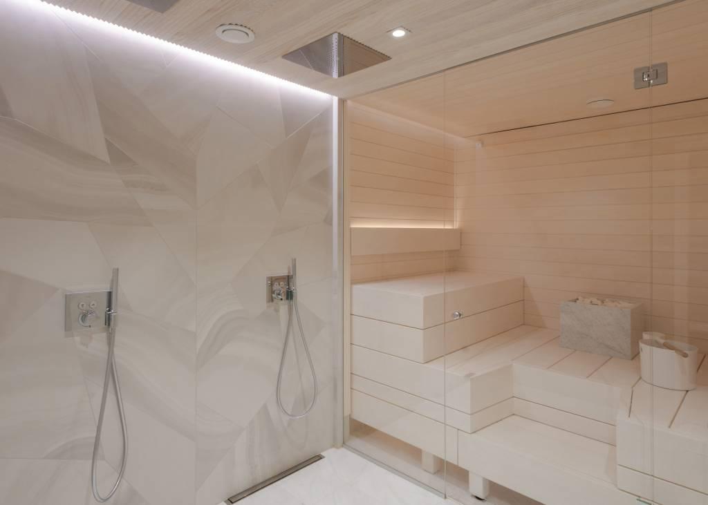 Led-kiskolla kylpyhuoneeseen luodaan kaunista seinälaatoitusta korostava valaistus. Laatta Alabastri di Rex laattaa värissä Madreperla decoro puzzle-leikkauksella, ABL-Laatat. (kuva: LedStore ja Erika Luoto)