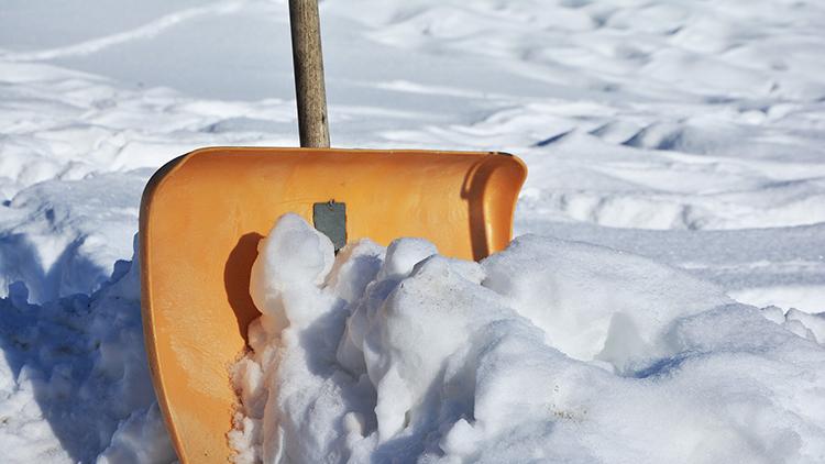 Poista pihatielle kertynyt lumi esimerkiksi lapiolla tai kolalla. Älä käytä suolaa.