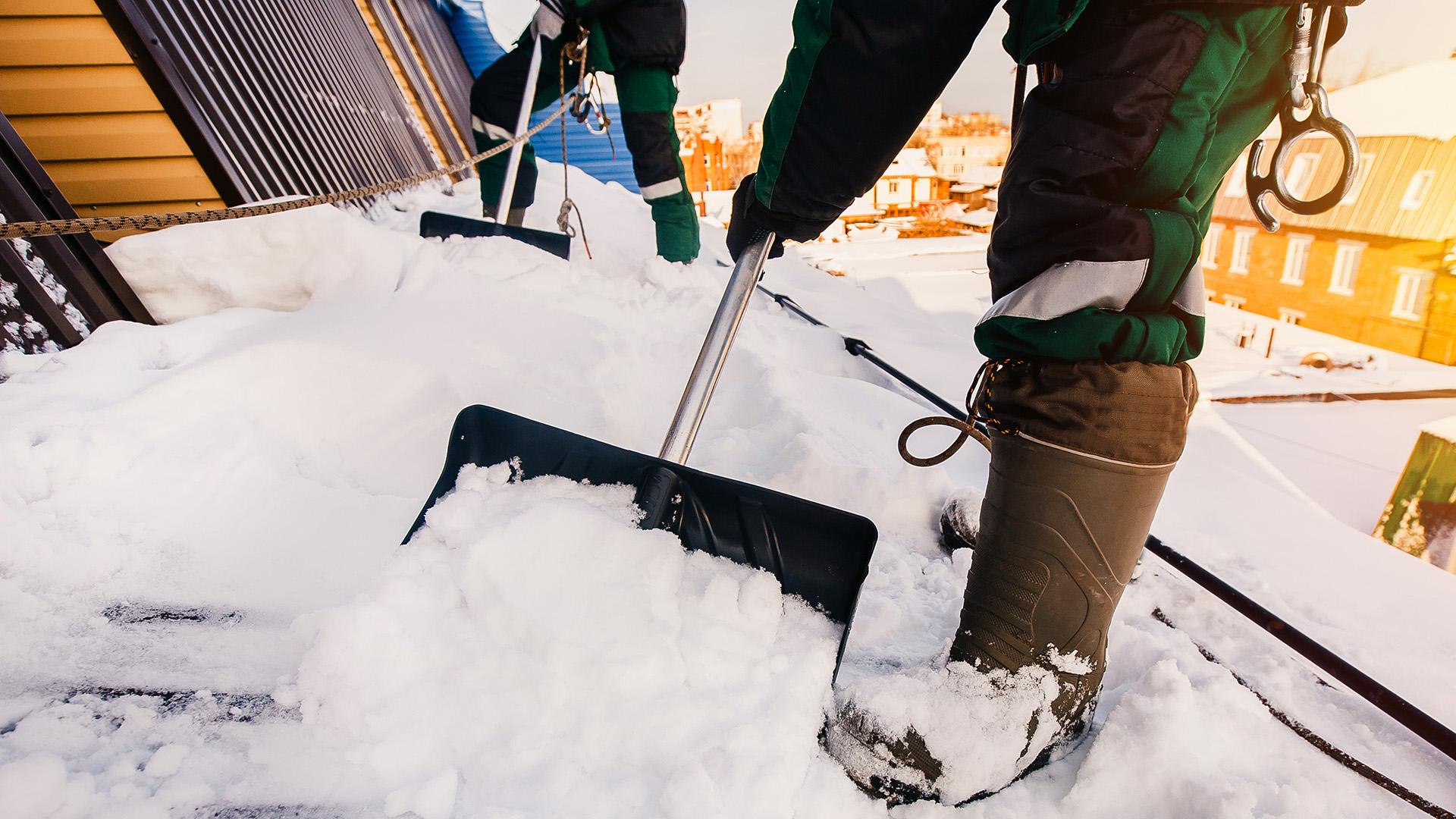 <p data-block-key="4okd6">Hallien omistajien on seurattava lumikuormaa aktiivisesti ja huolehdittava siitä, että lunta poistetaan hallin katolta tarpeen mukaan. Jo puolen metrin lumikerros kannattaa poistaa ja palkata ammattilainen lumenpudotukseen.</p>