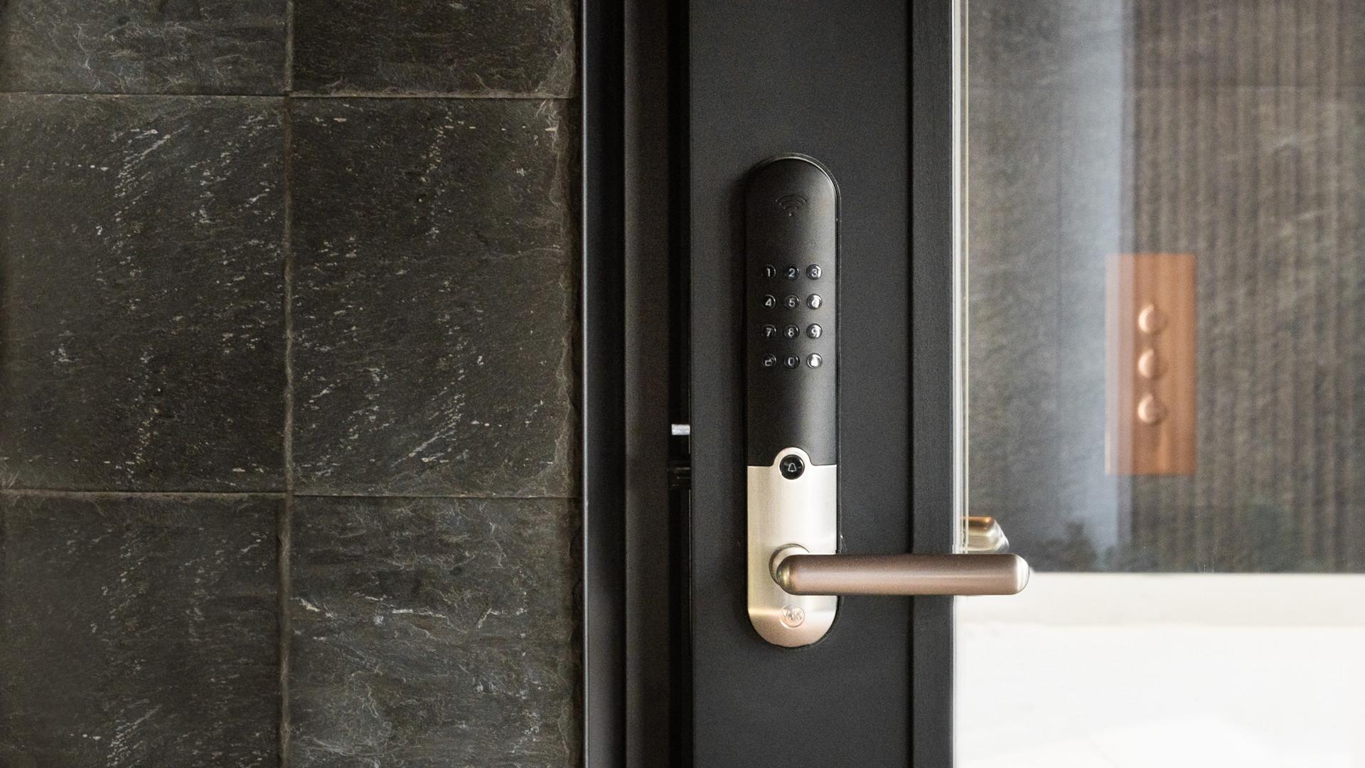 Yale Doorman on aidosti avaimeton älylukko, jonka avaat koodilla tai puhelimella.