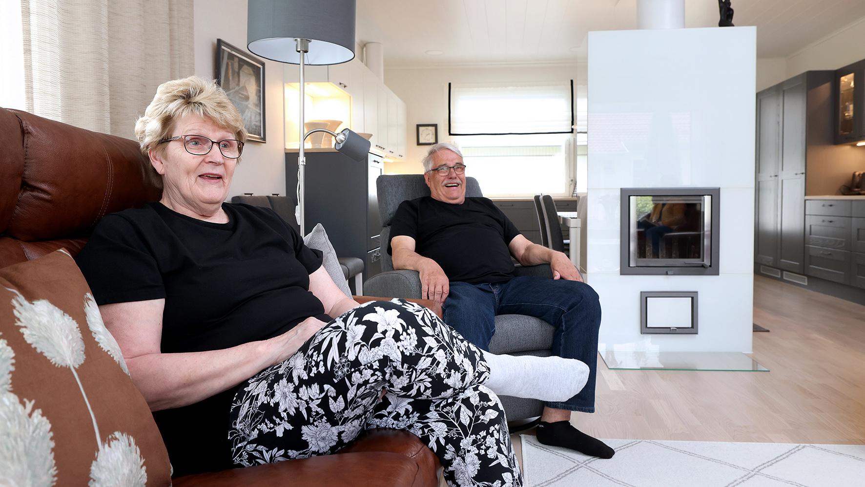 Marita ja Jorma Nylund opettelevat uutta elämää upouudessa kodissa. Aika on ollut rankkaa. "Ilman ystävällistä ja hommansa osaavaa vakuutusyhtiötä olisimme olleet vieläkin enemmän hätää kärsimässä." (Kuva: Jussi Partanen)