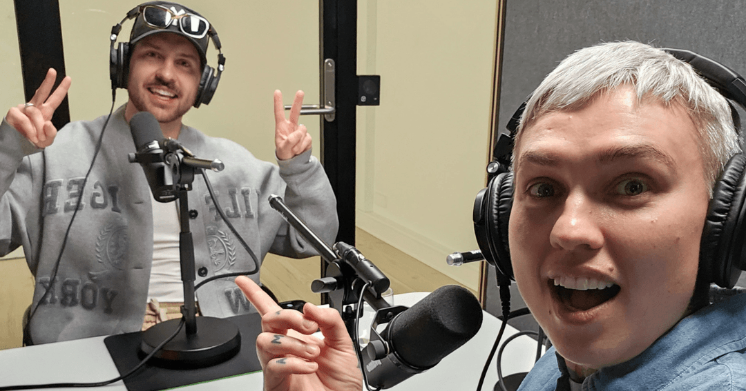 Mies ja nainen poseeraavat podcast-studiossa ja hymyilevät kameralle