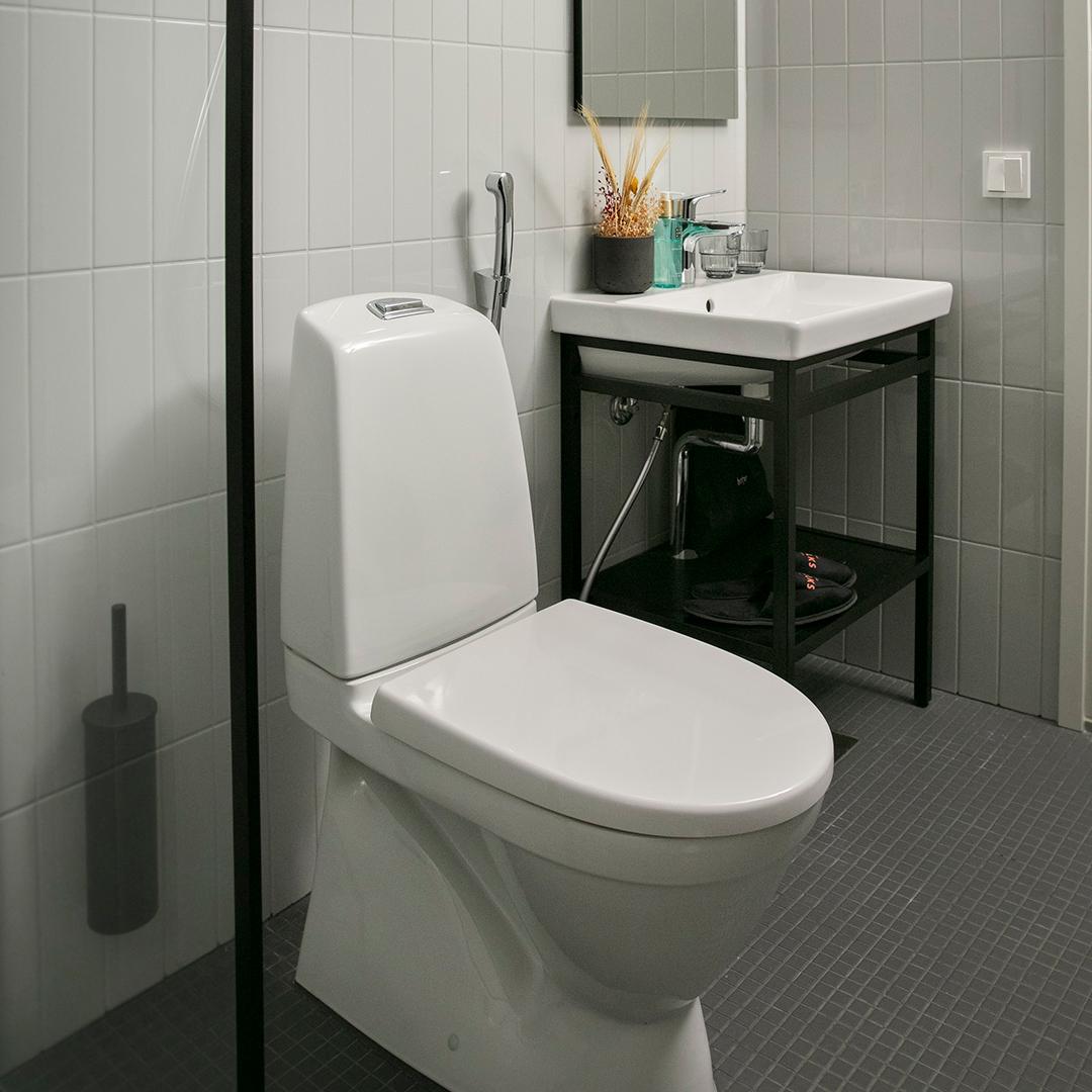 folks hotellin kylpyhuoneessa gustavsberg nautic valkoinen wc-istuin ja villeroy&boch valkoinen pesuallas