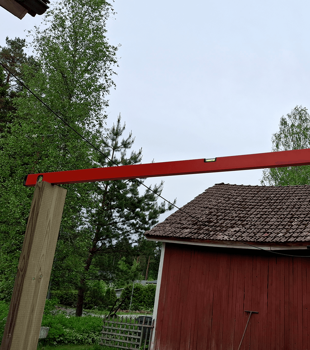 <p data-block-key="248x6">Pystytolppien suoruus pitää tarkistaa pitkällä vatupassilla tai käyttämällä pitkää lautaa ja lyhyttä vatupassia apuna. (Kuva Sari Nieminen)</p>